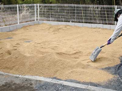 真砂土を50mmの厚さで敷き詰めます。その際、不陸は10mm以内になるようにします。